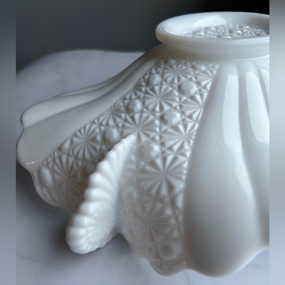 Vintage Fenton White Milk Glass Daisy & Buttons Bowl - Large - Picture 13 of 17